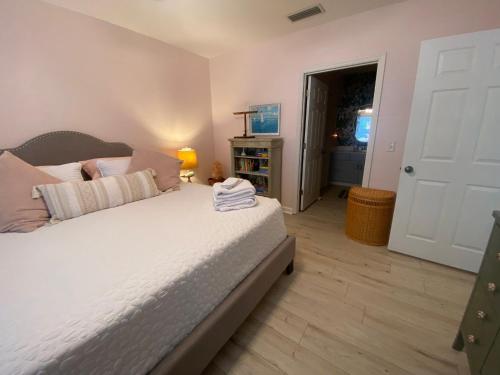 Katil atau katil-katil dalam bilik di Relaxing beach getaway just steps to the shore