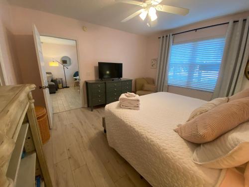 Katil atau katil-katil dalam bilik di Relaxing beach getaway just steps to the shore