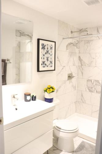 ロサンゼルスにあるHeart Of West hollywood 2 Bedroom 2 Bathのトイレとシャワー付きの白いバスルーム