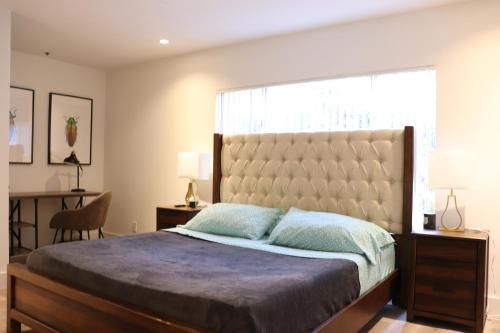 ロサンゼルスにあるHeart Of West hollywood 2 Bedroom 2 Bathの大きなベッドと大きな窓のある寝室