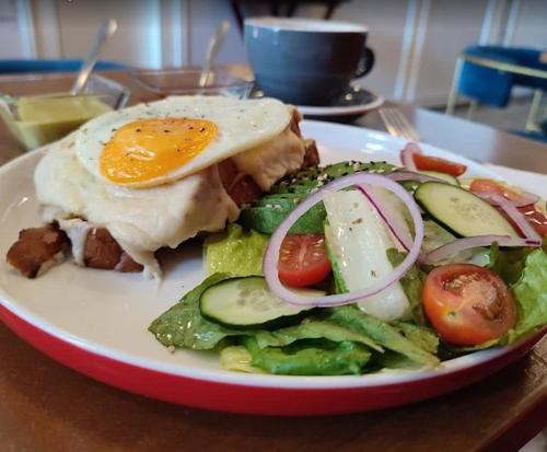 a plate of food with an egg and a salad at Hermoso Loft frente a Plaza Mayor en León Gto in Miravalle