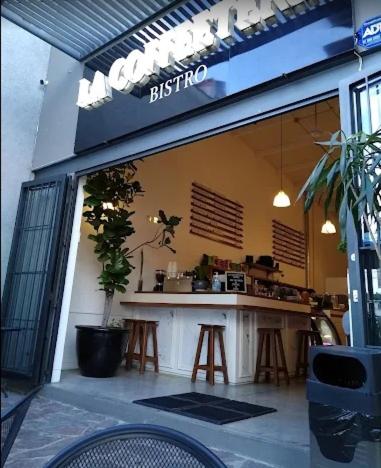 a store front of a restaurant with a counter in the window at Hermoso Loft frente a Plaza Mayor en León Gto in Miravalle