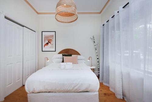 Ένα ή περισσότερα κρεβάτια σε δωμάτιο στο 2BR Family Home - A Charming Yarraville Getaway