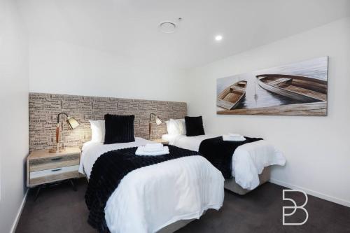Postel nebo postele na pokoji v ubytování Stylish 2BR Condo Docklands Waterfront