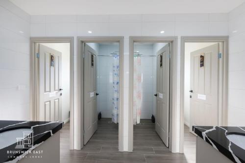 Katil atau katil-katil dalam bilik di 103 Luxury Queen and King Single beds with Fast WiFi - Brunswick East
