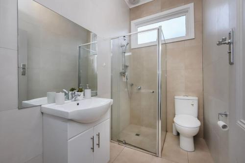 une salle de bain avec toilettes, lavabo et douche dans l'établissement Modern 3BR Home - 20 Mins to Melbourne CBD, à Maribyrnong