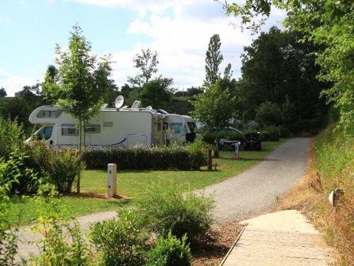 a road leading to a campsite with a trailer at Chalet cosy - Vue sur l'étang avec terrasse - API-1-52-288 in Naucelle