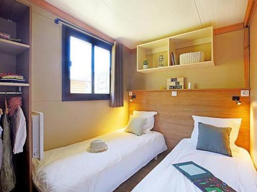 Postel nebo postele na pokoji v ubytování Chalet cosy avec terrasse pour 6 personnes - API-1-52-521