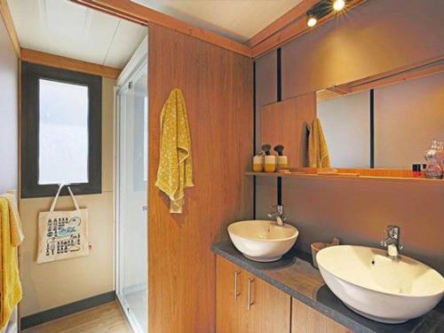 Koupelna v ubytování Chalet cosy avec terrasse pour 6 personnes - API-1-52-521