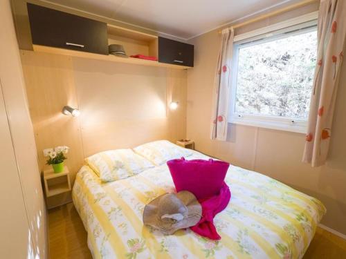 Postel nebo postele na pokoji v ubytování Mobil-home confortable avec terrasse et cuisine équipée - API-1-52-743