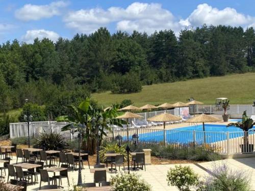 Bazén v ubytování Mobil-home confortable avec terrasse et cuisine équipée - API-1-52-743 nebo v jeho okolí