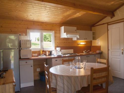Gallery image of Chalet spacieux pour 8 pers - Vue étang - Terrasse - API-1-52-224 in Naucelle