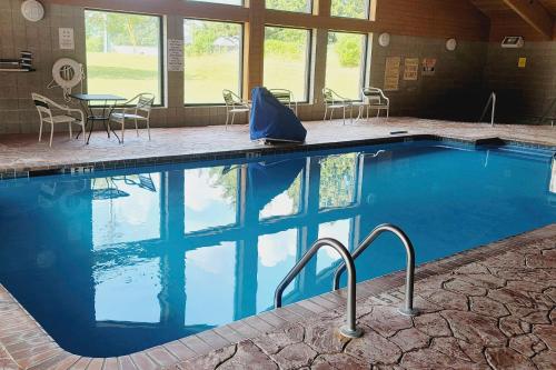 a large swimming pool with a table and chairs at University Inn in Boiling Springs