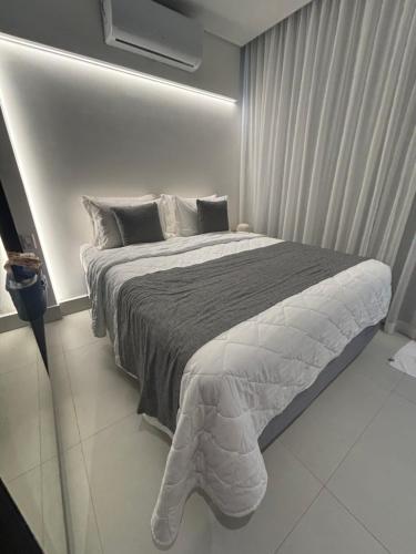 um quarto com uma cama grande em um quarto em Porto Alto Resort em Porto de Galinhas