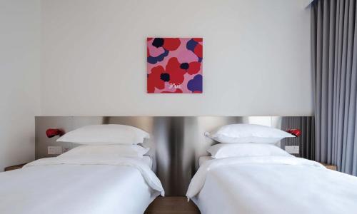 Postel nebo postele na pokoji v ubytování YUE HOTEL