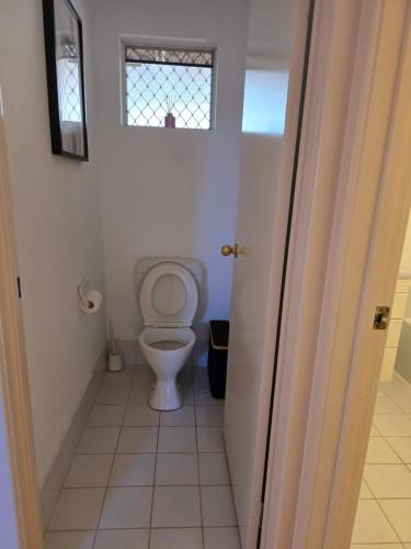 Un baño de Modern 3BR Unit with Carport and Outdoor Space