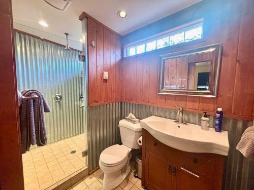 Ένα μπάνιο στο Kenzie's Cottage - Downtown, Hot Tub