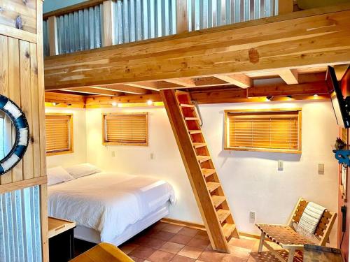 モアブにあるBogie's Bungalow-Hot Tub, Downtown, 2nd Bathroomのベッドと階段のある寝室