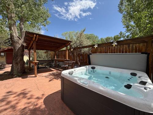 モアブにあるBogie's Bungalow-Hot Tub, Downtown, 2nd Bathroomの木の隣の庭にあるホットタブ