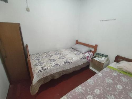 a bedroom with two beds and a bed sidx sidx sidx sidx at Hostal Venecia in Arica