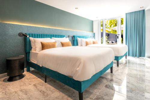 Postel nebo postele na pokoji v ubytování Los Vanderbilt 2 Queens Pool ResortVibe Near Beach