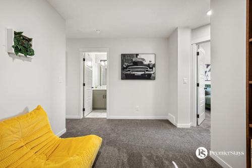 Μια τηλεόραση ή/και κέντρο ψυχαγωγίας στο Executive Single Detached House with AC King Bed and More