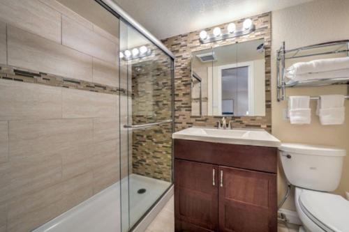 Bilik mandi di Mid Century Modern near STRIP w Pool King Suite