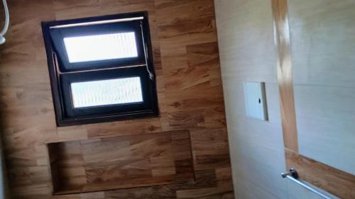 a bathroom with a window and a shower at Kitnet versátil e acolhedora in Ribeirão Pires