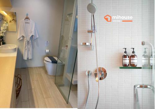 een badkamer met douche en toilet bij veranda Residence in Na Jomtien