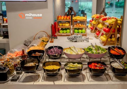 een buffet met veel kommen eten op tafel bij veranda Residence in Na Jomtien