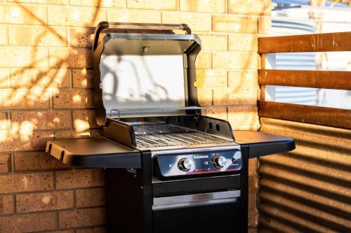 a barbecue grill sitting on top of a brick wall at Seednest Barossa Vineyard Escape in Tanunda