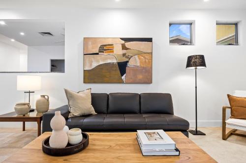 Χώρος καθιστικού στο Spacious 3-Bed Home with Patio Near Beach