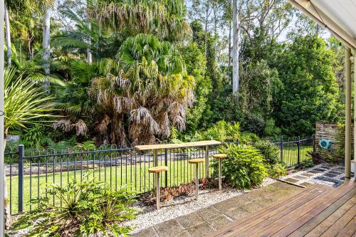 Κήπος έξω από το Spacious 3-Bed Home with Patio Near Beach