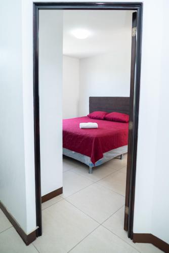 Ένα ή περισσότερα κρεβάτια σε δωμάτιο στο Casa en condominio monterrico