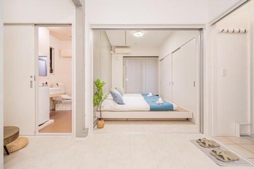 un dormitorio con una cama y un baño en 桜の川70-36池袋駅8分钟 1DK套房 max5人房 宽敞安静 ikeburuko, en Tokio