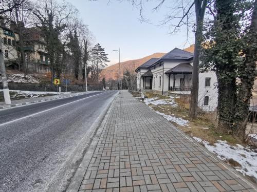 Nespecifikovaný výhled na hory nebo výhled na hory při pohledu z penzionu