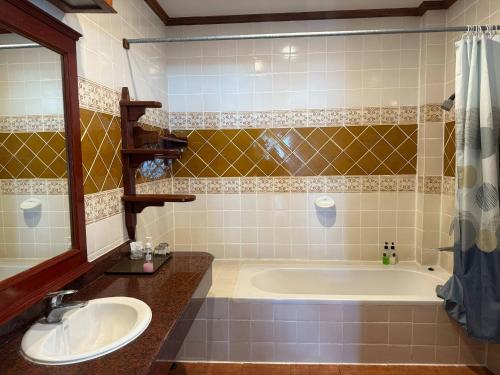 Un baño de Bhundhari Chaweng Beach Resort Koh Samui - SHA Plus