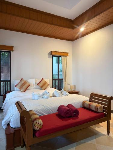 Una cama o camas en una habitación de Bhundhari Chaweng Beach Resort Koh Samui - SHA Plus