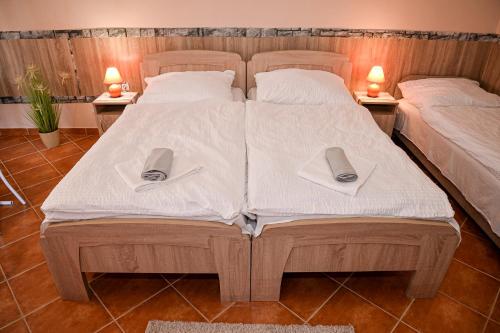 Postel nebo postele na pokoji v ubytování Hajnal Apartman