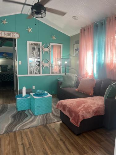 Et opholdsområde på Cozy Private Cottage Only 5 miles from Disney