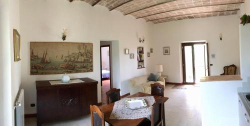 uma sala de estar com uma mesa e um sofá em Agriturismo Casal Taccone em Tarquinia