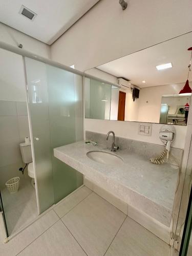 a bathroom with a sink and a mirror at Vila mangaba in São José dos Campos
