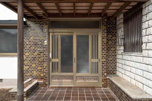 a front door of a brick house at 島原の宿翠泉 in Shimabara