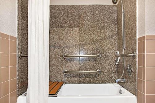 Ett badrum på Super 8 by Wyndham Houston/Brookhollow NW