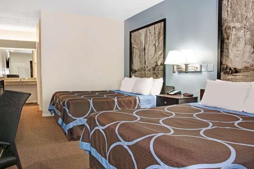 מיטה או מיטות בחדר ב-Super 8 by Wyndham Houston/Brookhollow NW