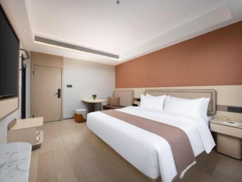 a large white bed in a hotel room at Immersing Hotel Guilin Two Rivers and Four Lakes Dongxi Alley in Guilin