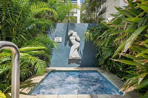 Piscina en o cerca de Luxe on the Beach Coastal Elegance with Rooftop