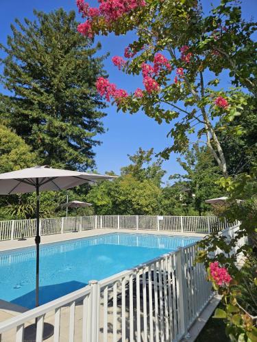 Studio cosy avec terrasse et parking dans résidence au calme avec piscine, à 3 min des thermes et centre ville