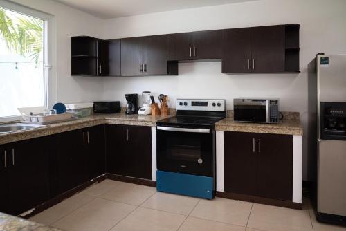 Η κουζίνα ή μικρή κουζίνα στο Casa en condominio monterrico