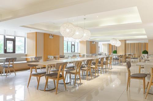 Um restaurante ou outro lugar para comer em JI Hotel Beijing Yizhuang Economic Development Zone